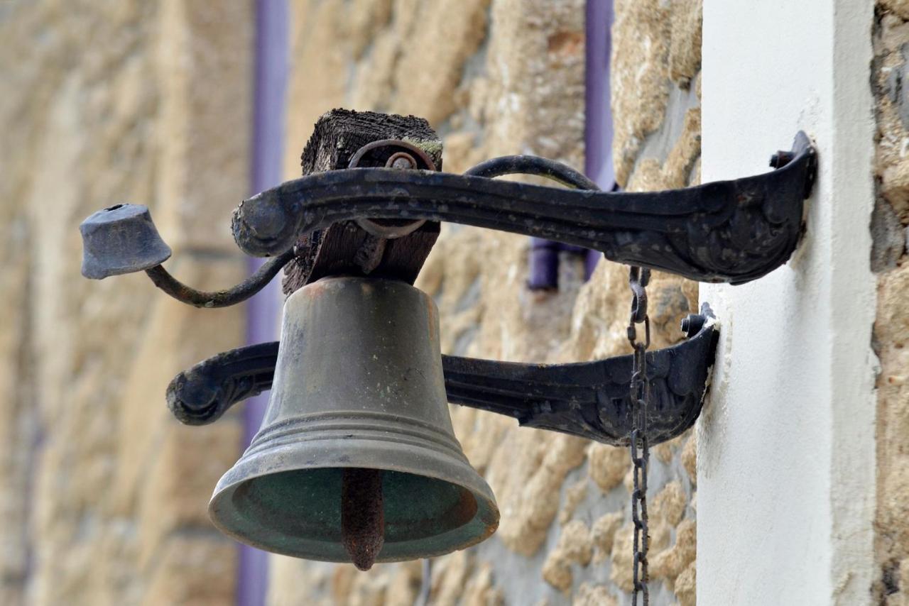 サル Les Volets Violets Bed & Breakfast エクステリア 写真