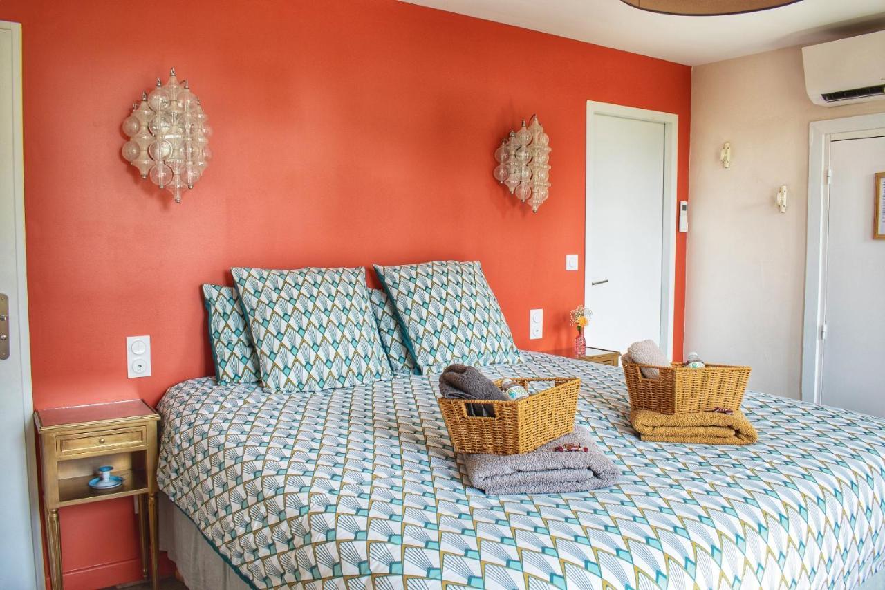 サル Les Volets Violets Bed & Breakfast エクステリア 写真