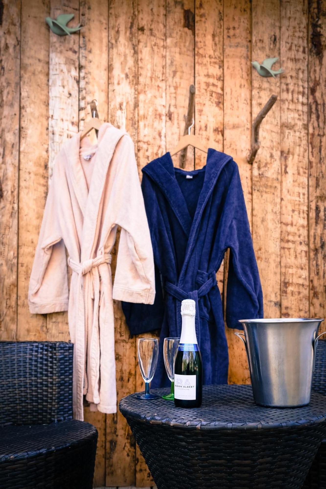 サル Les Volets Violets Bed & Breakfast エクステリア 写真
