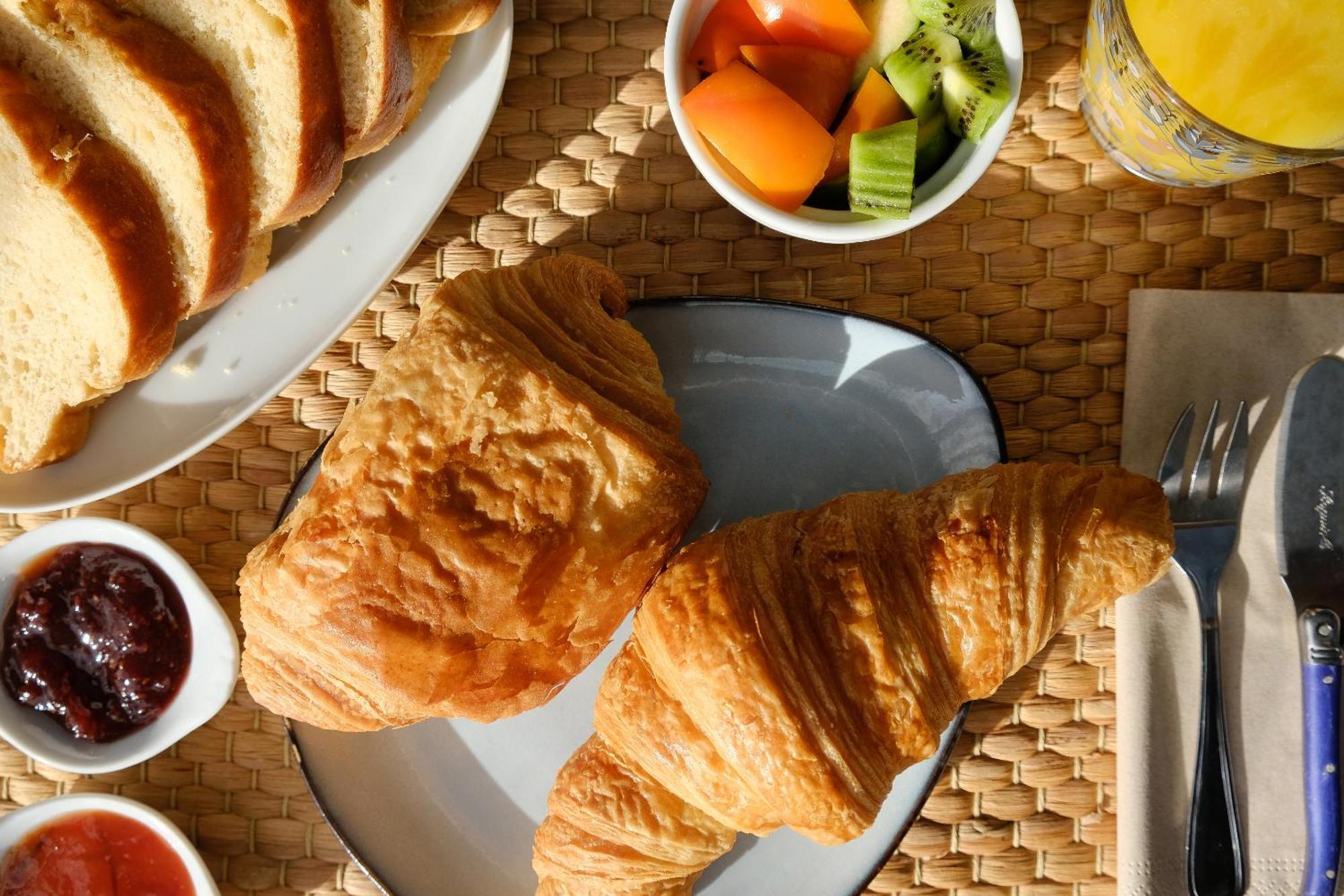 サル Les Volets Violets Bed & Breakfast 部屋 写真