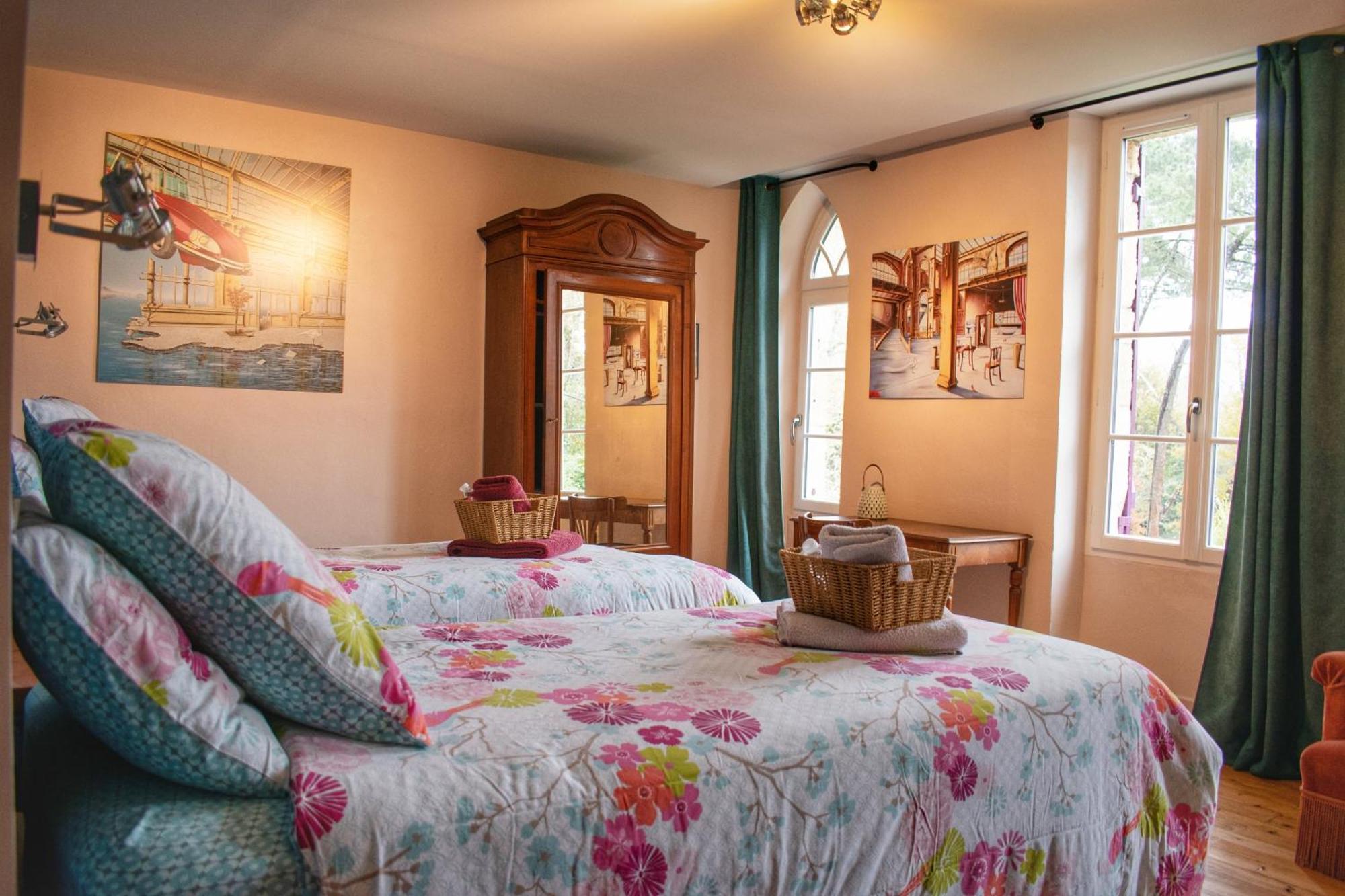 サル Les Volets Violets Bed & Breakfast 部屋 写真