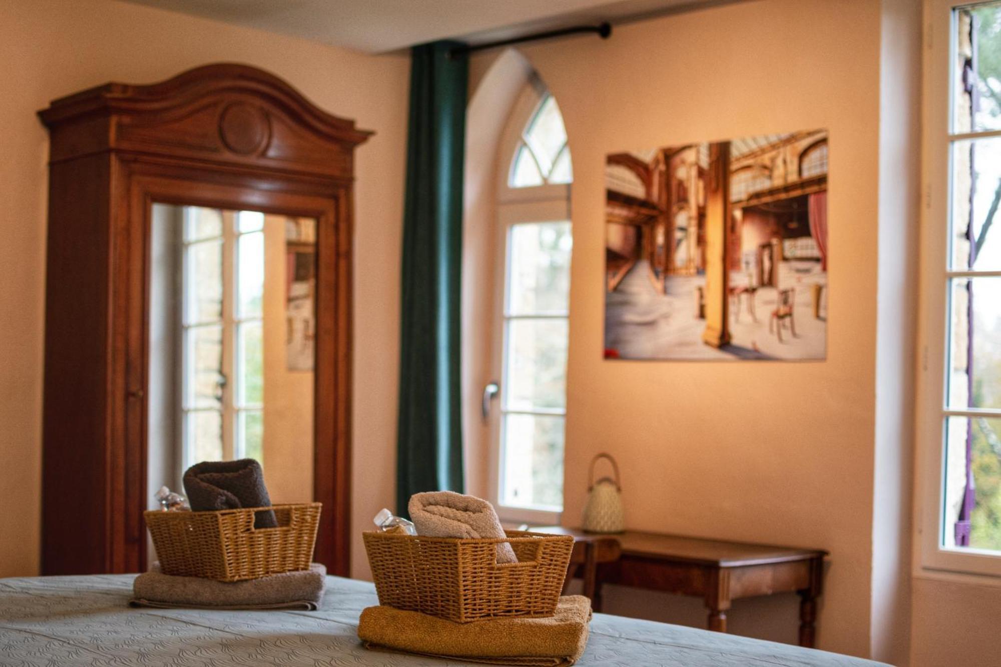 サル Les Volets Violets Bed & Breakfast 部屋 写真