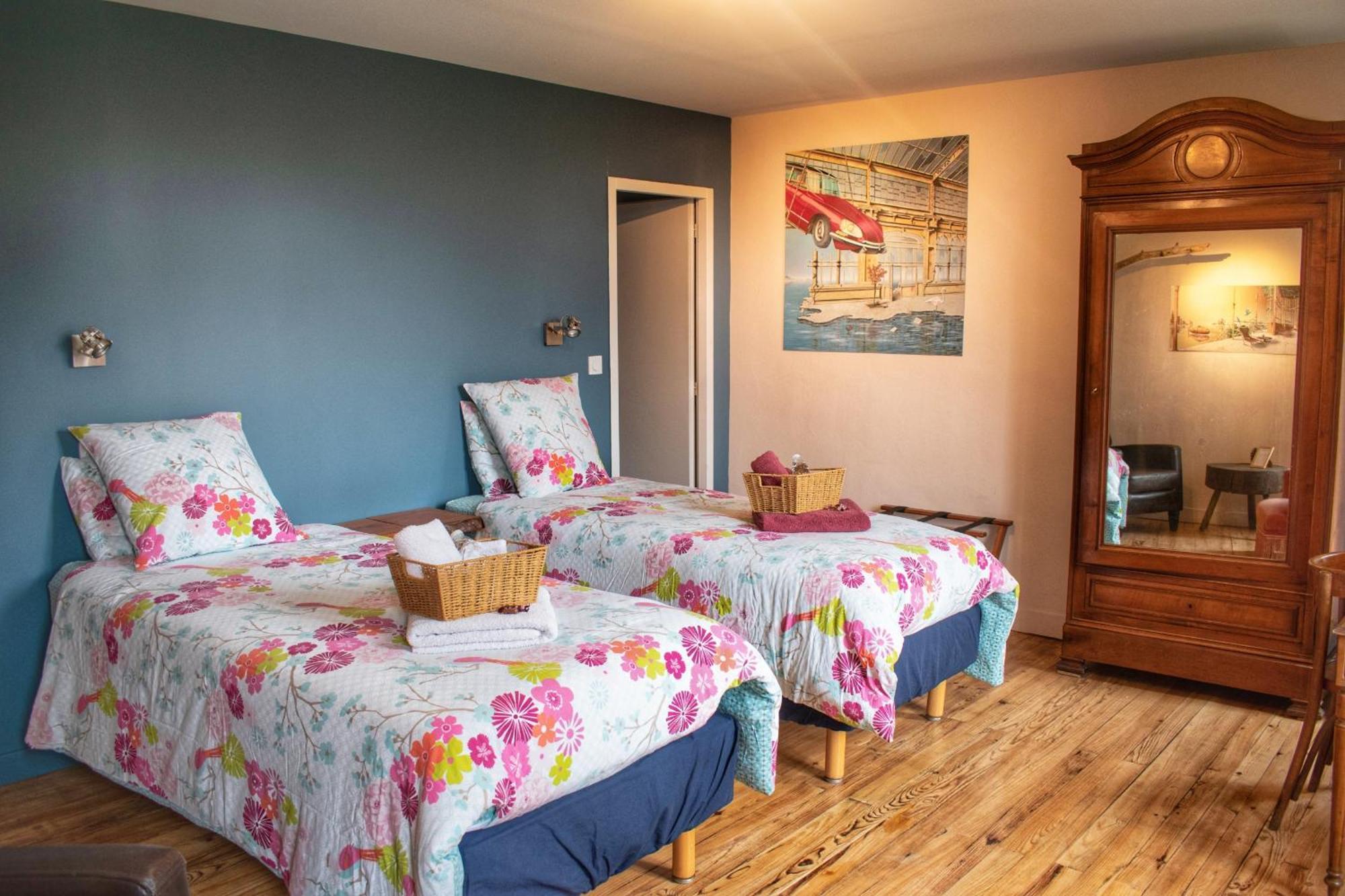 サル Les Volets Violets Bed & Breakfast 部屋 写真
