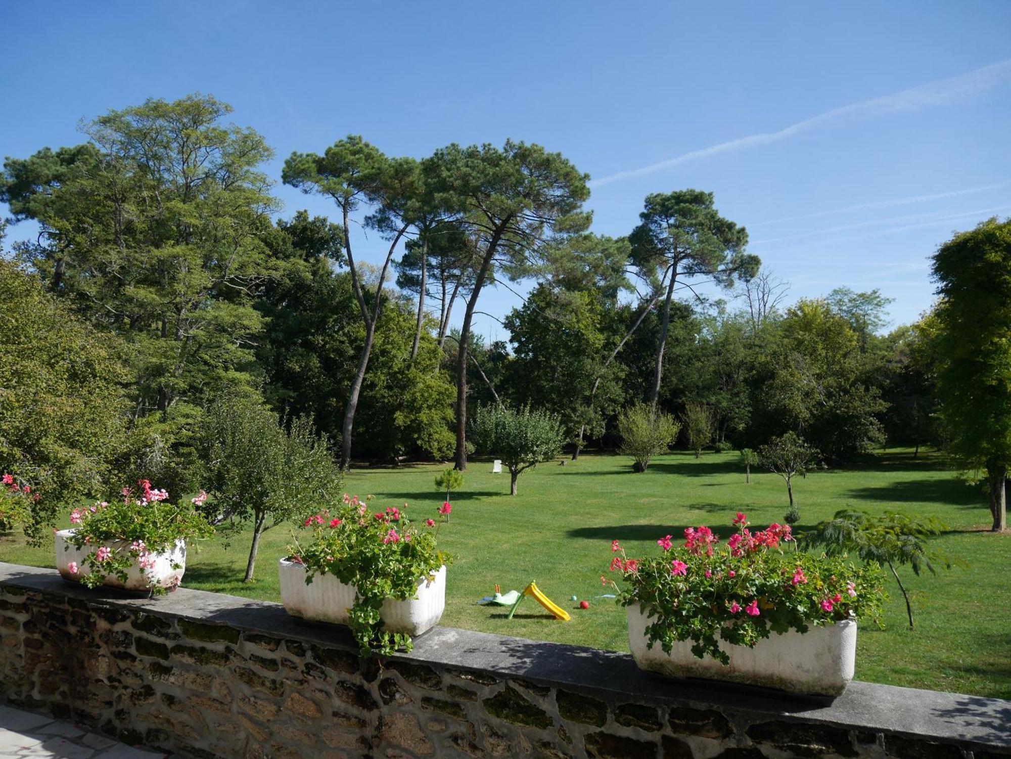 サル Les Volets Violets Bed & Breakfast エクステリア 写真