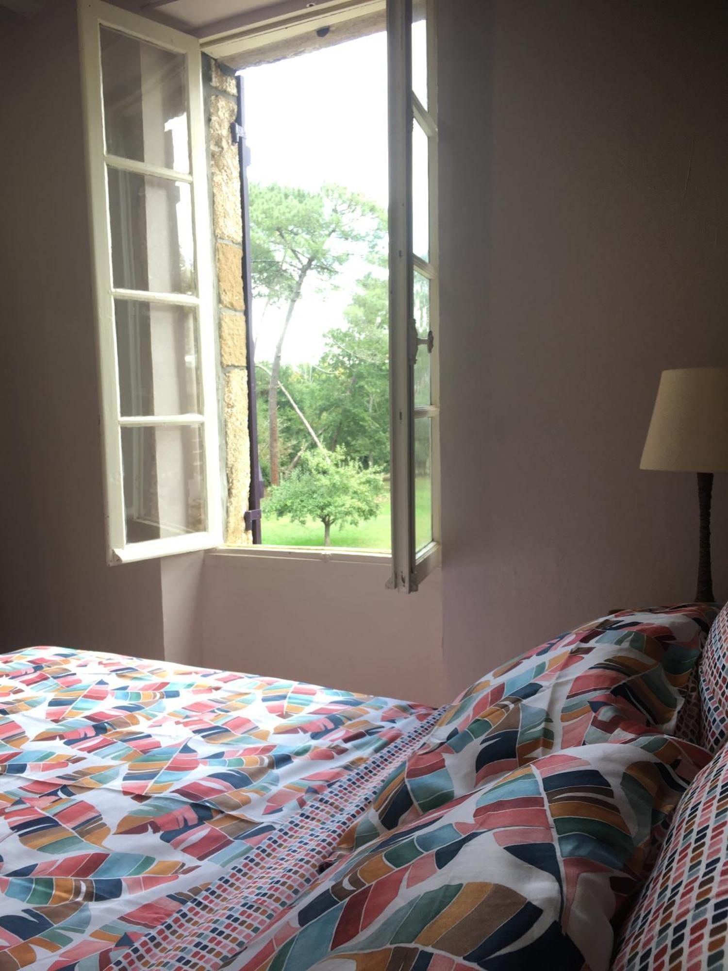 サル Les Volets Violets Bed & Breakfast 部屋 写真