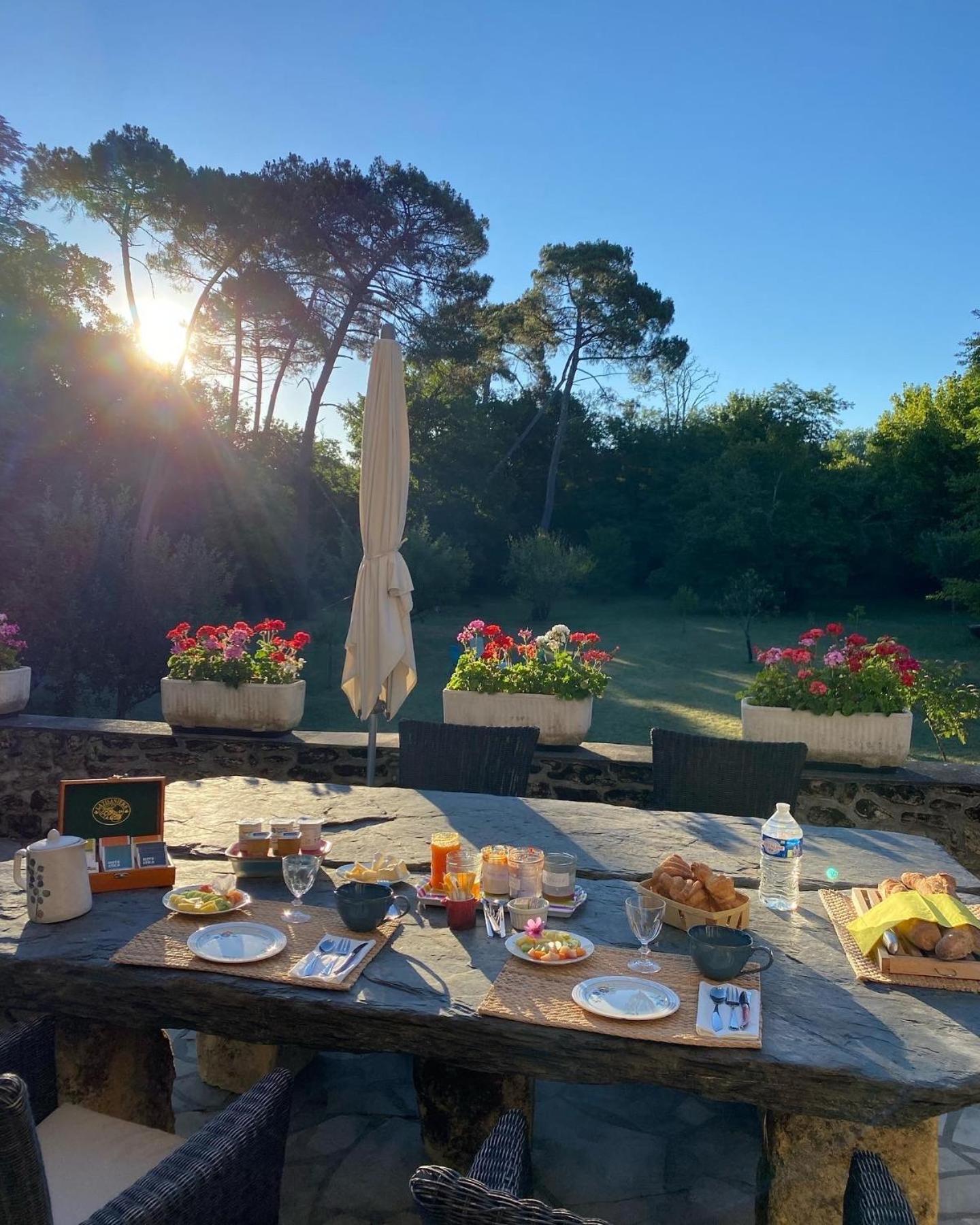 サル Les Volets Violets Bed & Breakfast エクステリア 写真